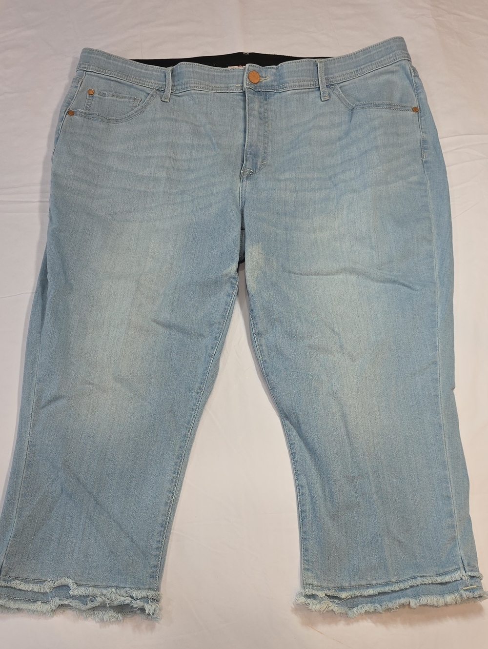 EVRI Size 22W Light Blue Denim Capri Double Fringe Hem Elastic Waist Shorts
